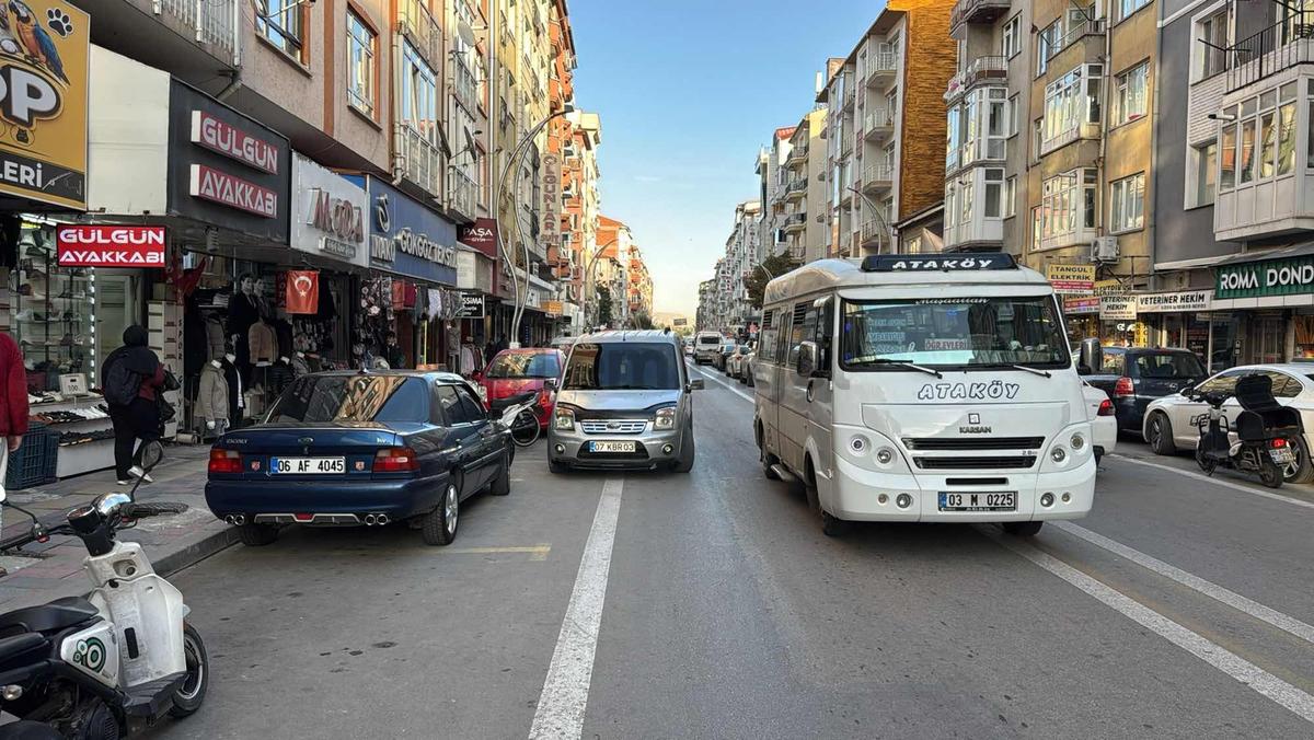 Kadınana Caddeainde Par Afyon Avm Yürüme Mesafesinde - 13