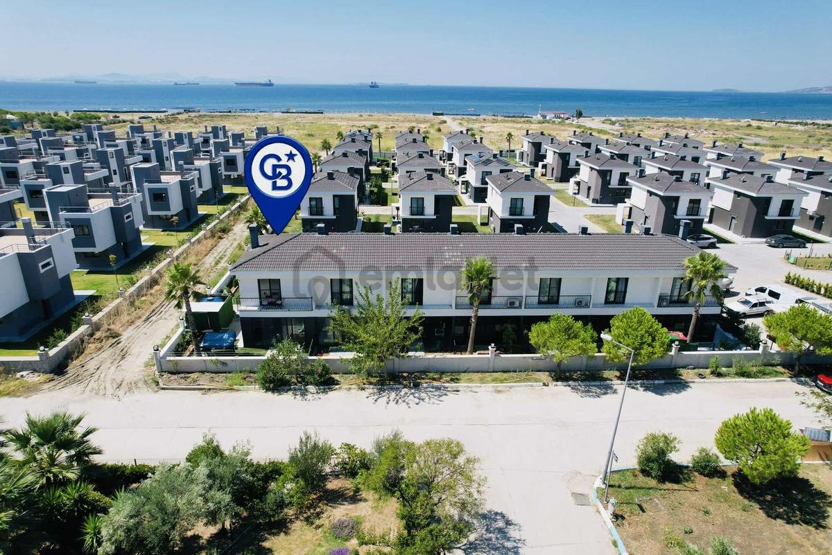 Çandarlı'da Eşyalı Denize Çok Yakın Satılık Villa - 12