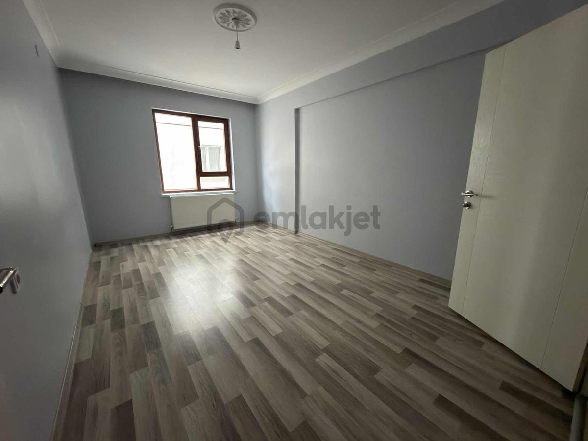 Ümitova Caddesin'de Full Yapılı E.banyolu Asansörlü 3+1 - 12