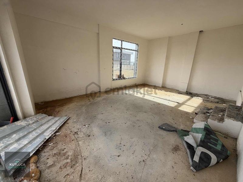 Taşpınar'da 1500 M2 Arsa Üzerinde Natamam 3 Banyolu Cadde Üzeri! - 8