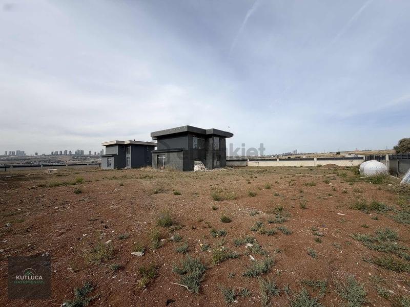Taşpınar'da 1500 M2 Arsa Üzerinde Natamam 3 Banyolu Cadde Üzeri! - 2