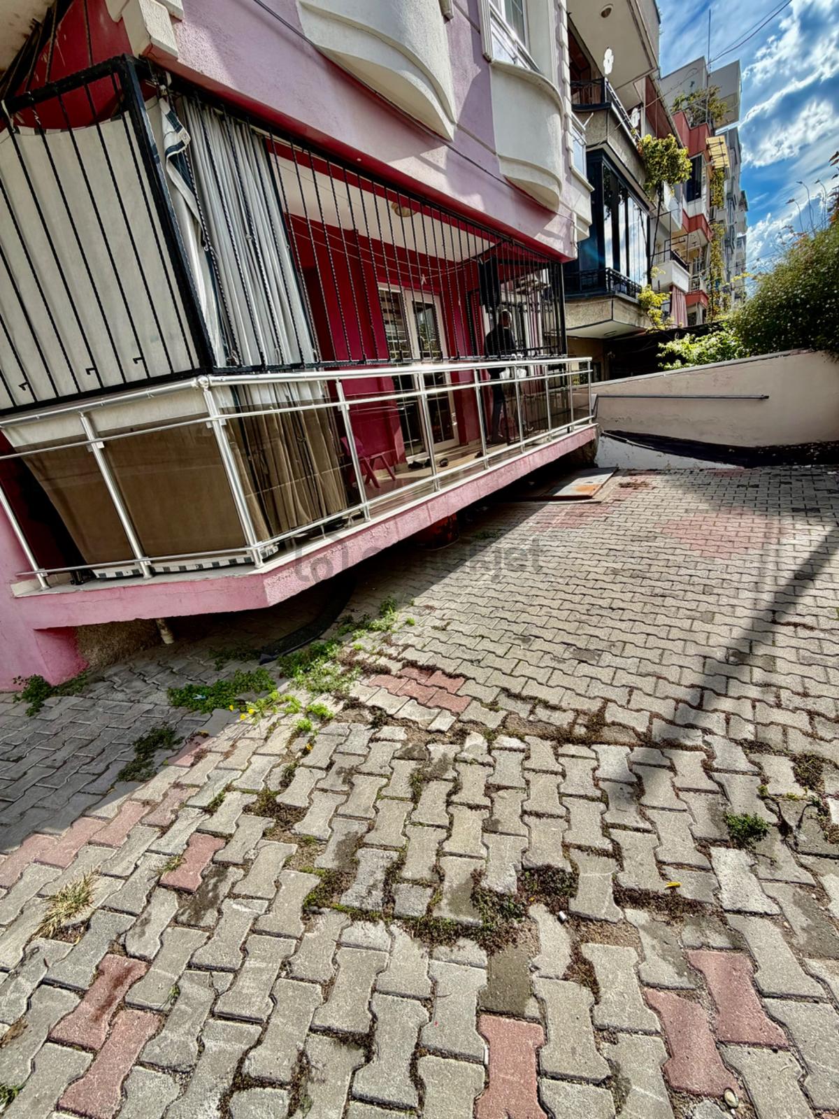 Zeyntinlik Mahallesinde Satılık Daire