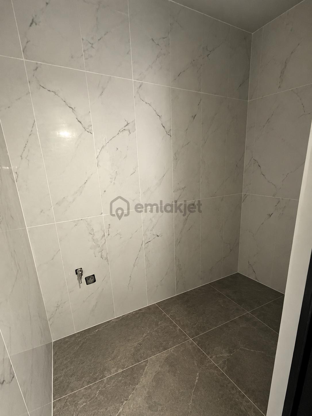 Kandilli 'de Ana Cadde 'de 2 Katlı Mal Kabul Alanlı Ticari Mülk - 11