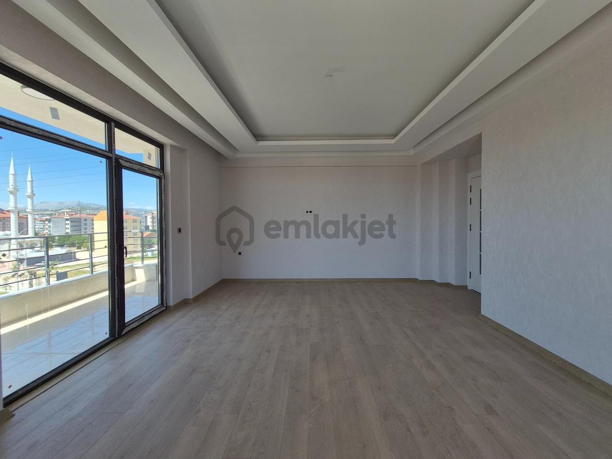 Esenler Mah. Cadde Üzeri İşyapar'dan Sıfır 4+1 Lüks Daire - 26
