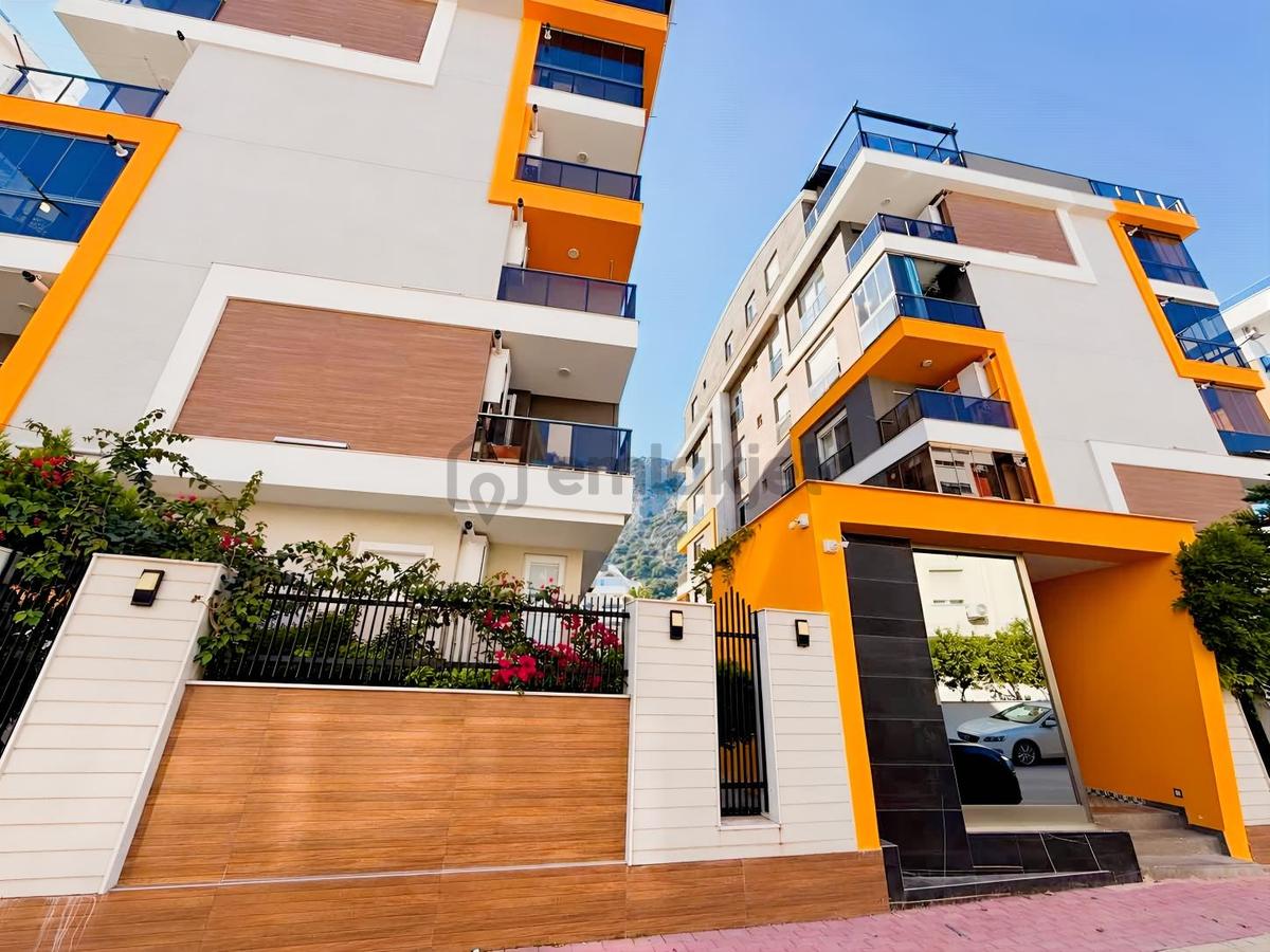 Konyaaltı Hurma'da Havuzlu Site İçerisinde Satılık 2+1 Daire