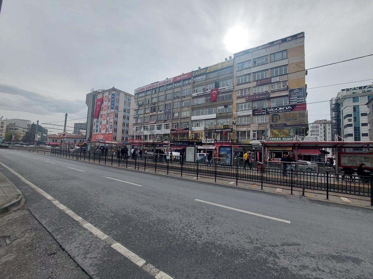 Düvenönü Tranvay Durağında Kiralık Dükkan