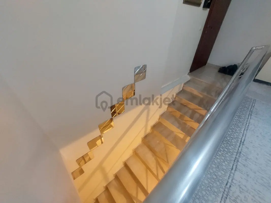 İnönü Mahallesi/hanlı Sokakta/metroya Yürüme Mesafesinde 4+1 - View 2