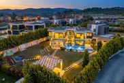 Kuşadası'nda 1330 M2 Arsa İçinde Dev Müstakil 5+1 Villa