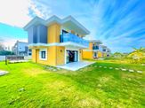 Kuşadasında Plaja Yakın Havuzlu Sitede Köşe Konumlu Tek Müstakil Sıfır Villa