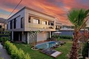 Kuşadası Güzelçamlı'da Özel Havuzlu Satılık 3+1 Fırsat Villa