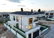 Hisar Mahallesi’nde Otoparklı Havuzlu 3 + 1 Villa