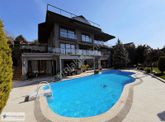 Acarkent'te Düz Girişli Ve Büyük Bahçeli Modern Satılık Villa