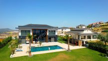 İzmir Foça'da Geniş Arsalı Havuzlu Şık Müstakil Villa