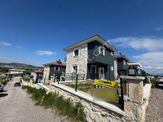 Foça'da Köşe Parselde 200m2 Bahçeli,sıfır 3+2 Triplex