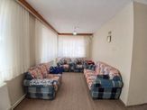 Akçay Emlak'tan Akşehir Yarenler Kapalı Pazar Civarında Eşyalı 2. Kat Kiralık 3+1 Daire