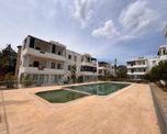 Konacık Ali Yaman Sitesi'nde Havuz Manzaralı 2+1 Üst Kat Daire