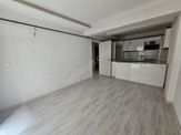 Şemikler Mahallesi’nde Kiralık Geniş 2+1 | Ankastre Setli, Kapalı Otoparklı, Aile Apartmanında