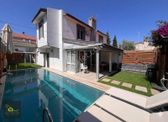 Alaçatı'da Satılık Müstakil Havuzlu Villa