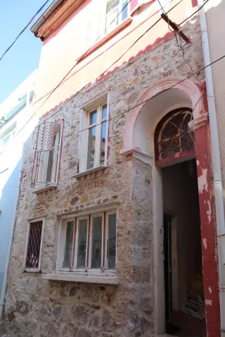 Ayvada'dan Ayvalık Merkez’de 3 Katlı Bahçeli 3+1 Taş Rum Evi