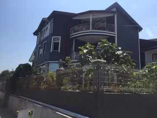 Sahibinden Merkezi Konumda 3 Katlı Tam Müstakil Havuzlu Villa