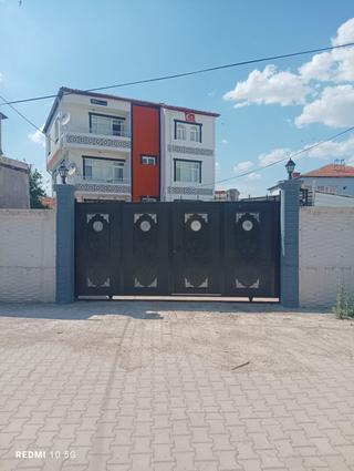 Onur Emlak Gayrimenkulden Arsalı 3 Katlı Ev