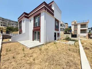 Seferihisar Doğanbey'de Satılık Deniz Manzaralı Bahçeli 3+1 Sıfır Villa