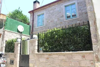Ayvada'dan Ayvalık Merkez'de Avlulu 2 Katlı 2+1 Taş Rum Evi
