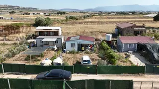 İzmir Develide Satılık Tapulu 240 M2 Bahçe 1+1 42 M2 Müstakil Ev