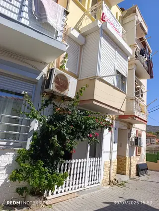 Eski Foça Merkezde Satılık 2+1 Zemin Kat Daire Eski Foça Merkezde Satılık 2+1 Zemin Kat Daire