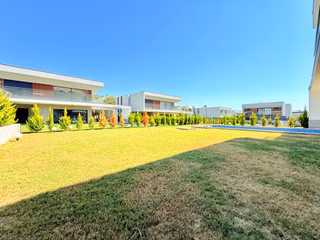 Merkeze Yakın-7/24 Güvenlik-özel Havuz/otopark-500 M2 Bahçe-vrf-ultra Lüx-5+1-tamamı Müstakil