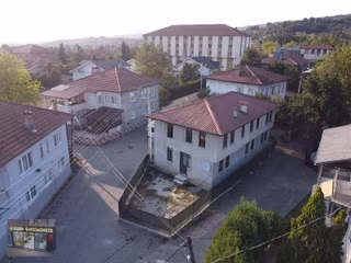 Hendek Dereboğazında Eski Yapılı 336 M² Evli Arsa!