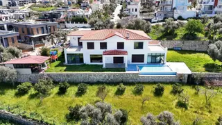 Kuşadası'nın En Gözde Villalarından 2500 M2 Arsa İçersinde Lüks Villa