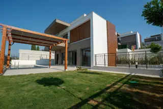 Kuşadası Değirmendere Bölgesi Acil Satılık Asansör-havuz-kapalı Otoparklı Villa
