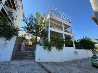 Bodrum Bitez'de Satılık Havuzlu, Deniz Manzaralı Tripleks Villa