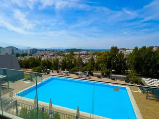 Kuşadasısitede Önü Havuz Ve Deniz Manzaralı Büyük 2+1
