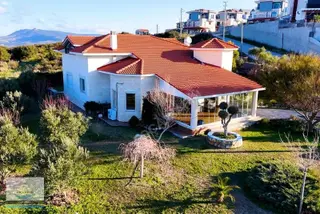 Foçaköy'de Geniş Bahçeli- Tam Müstakil Deniz Manzaralı Villa