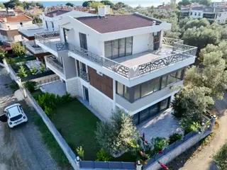 Akçay Aras Emlaktan Narlıda Denize 150 Metre 4+1 Köşe Villa