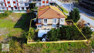 Karasu'da Cadde Üzerinde 324m2 Arsa Payına Sahip 3+1 Villa