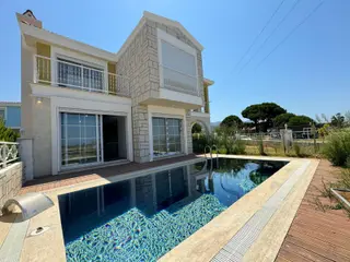 Kuşadası'nda Denize Yakın 4+1 Müstakil Havuzlu Villa