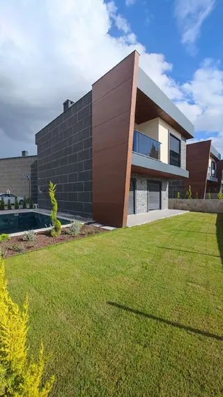Karaovada Acill Satılık Müstakil Özel Havuzlu Fırsat Villa