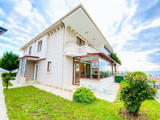 Kerim'den Altınoluk Satılık Deniz Manzaralı 3+1 Bahçeli Villa
