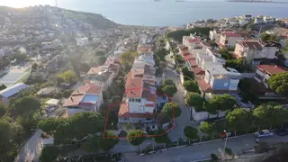 Seferihisar Akarca'da Site İçerisinde Müstakil Bahçeli Köşe Konumda 6+1 Tripleks Villa