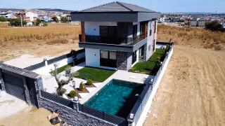 Yeniçiftlik'de Ultra Lüks Havuzlu Yerden Isıtmalı İskanlı 4+1 Villa