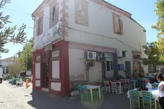 Cunda'da Ticari Faliyete Uygun Dükkanlar Ve Daire Taş Bina