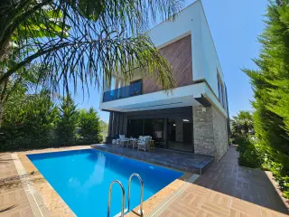 Yeşilbayırda 4+1 Modern Mimarili, Özel Havuzlu Lüks Villa