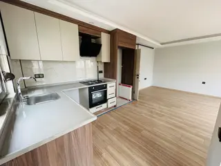 Yeni Emek Mahallesi 'nde Cadde Yakını Asansörlü Geniş 1+1