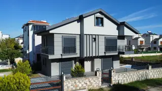 Altınkumda Denize 300 Metre Köşebaşı Çift Cephe 4+1 Ayrı Mutfaklı Ultra Lüx Villa