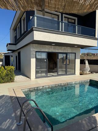 🌴 Denize Yakın Konumda, Bahçeli Ve Havuzlu 2+1 Villa | 300 M² Arsa Kanat Emlaktan Satılık Villa 🌴 Denize Yakın Konumda, Bahçeli Ve Havuzlu 2+1 Villa | 300 M² Arsa Kanat Emlaktan Satılık Villa