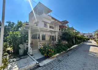 Kuşadası'nda Denize Sıfır Ege Yakası Sitesi'nde Satılık Yazlık