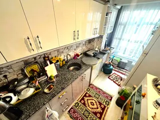 𝄞melodi'den Merkezin Kalbi Sarıkız'da Ön Cephe Bahçeli Ev Konforunda Ayrı Mutfaklı 2+1 Daire